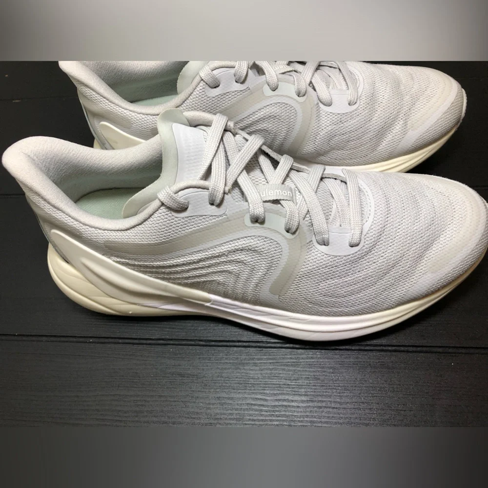Lululemon Blissfeel 2 Womens Running Shoe silver white size 11